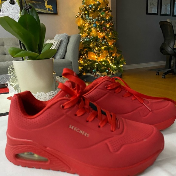 Skechers  SIZE 7
Womens Uno - Stand on Air Sneaker - Picture 2 of 4